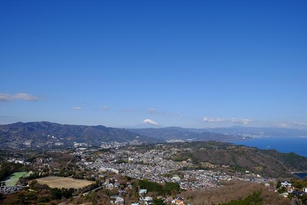 小室山からみた晴れた日の伊東市と富士山の写真