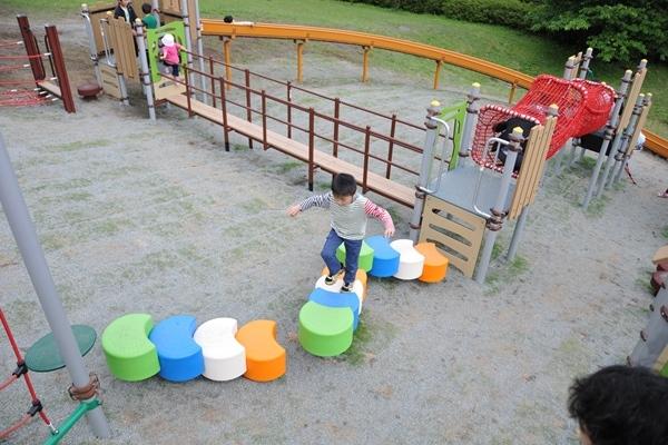 パックステップで遊ぶ子供の写真