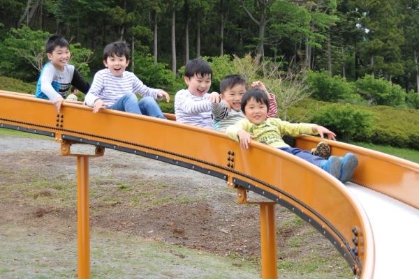 ローラースライダーで遊ぶ子供達の写真