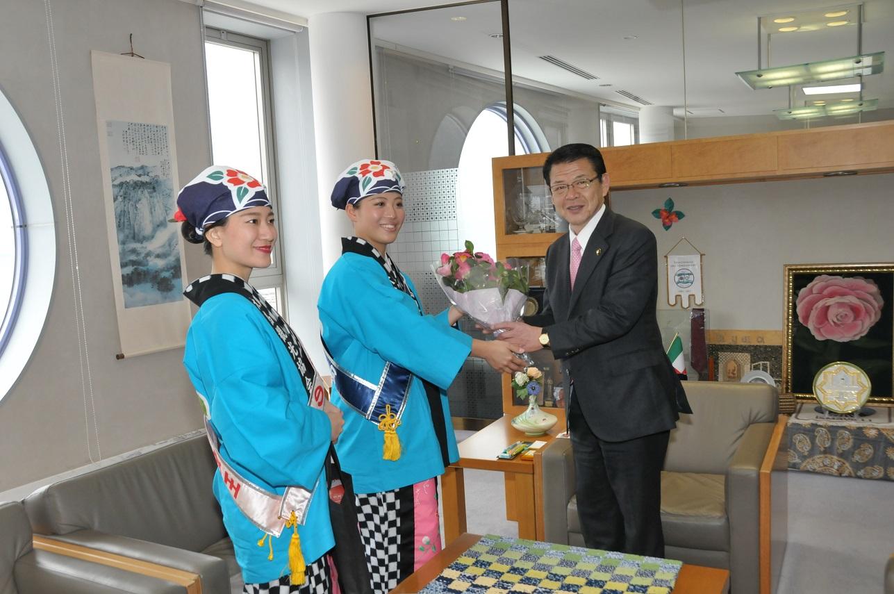 「第63回伊豆大島椿まつり」の観光キャンペーンのために伊東市長を訪れたキャラバン隊と伊東市長の写真