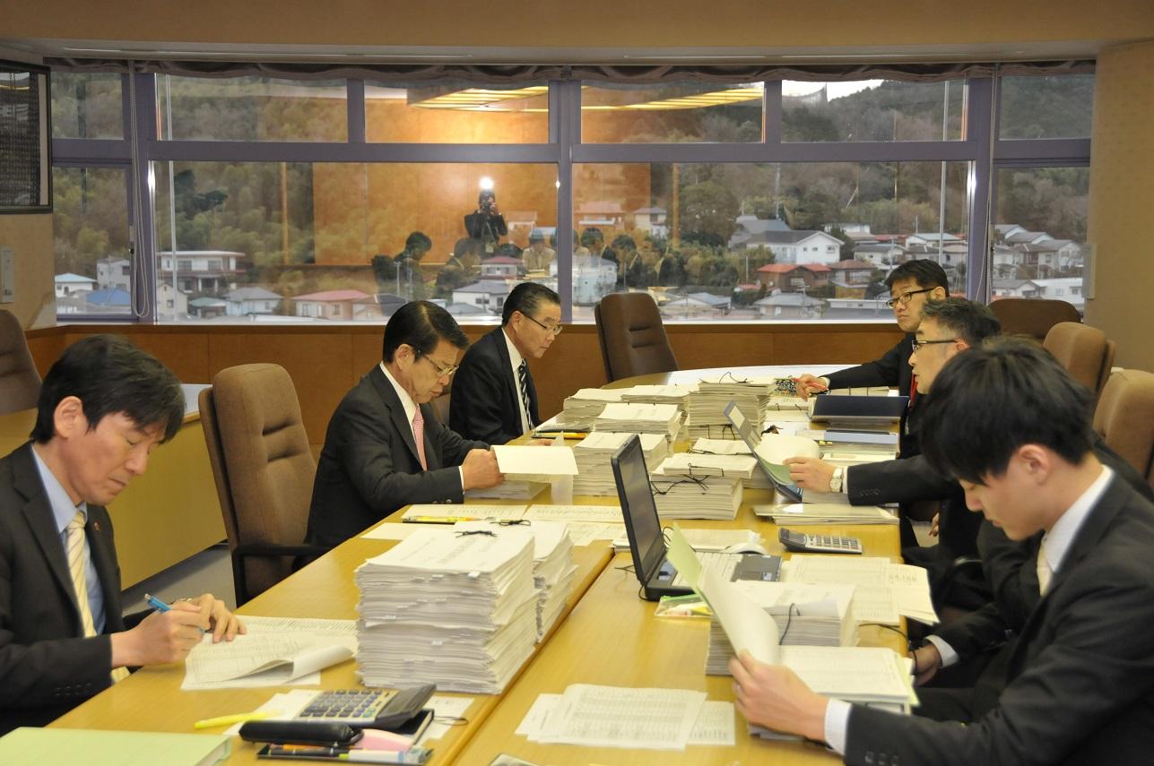 予算編成に向けた最終段階となる市長査定を行う伊東市長の写真
