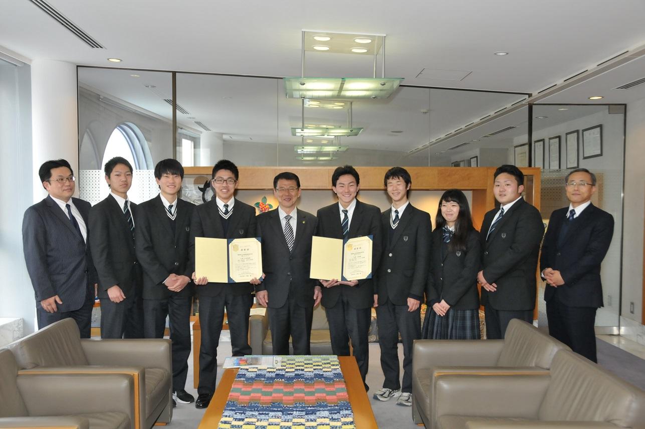 高校ビジネスプラン・グランプリでセミファイナリストに選ばれた静岡県立伊東商業高等学校の生徒らと伊東市長の写真
