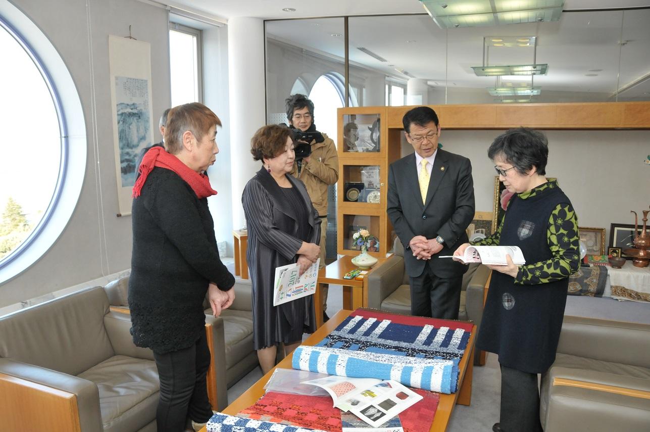公募展で入賞された曽根冨喜子さんが伊東市長に受賞報告をする様子の写真
