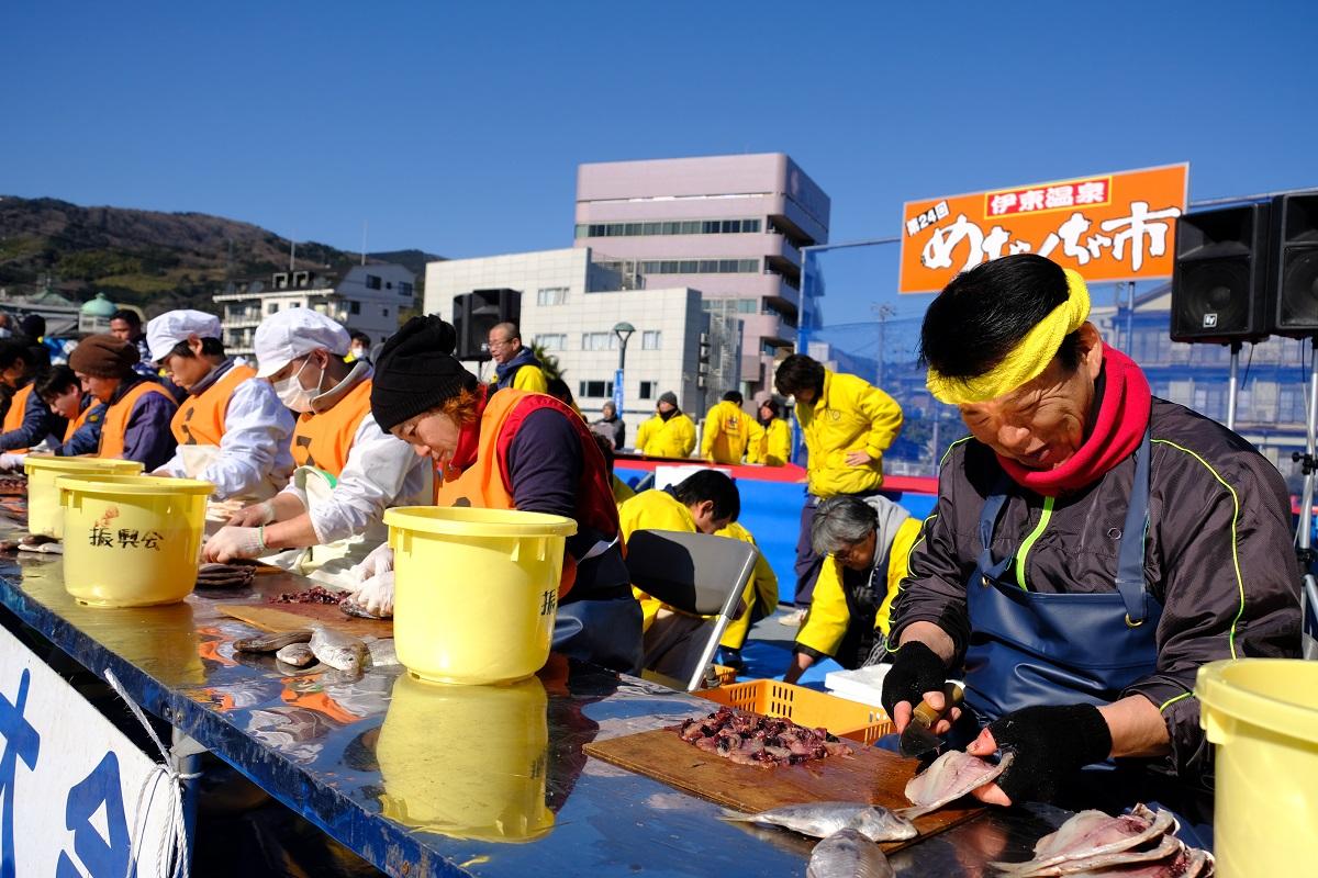 「伊東温泉めちゃくちゃ市」で実施されたひもの開き日本一大会」の写真