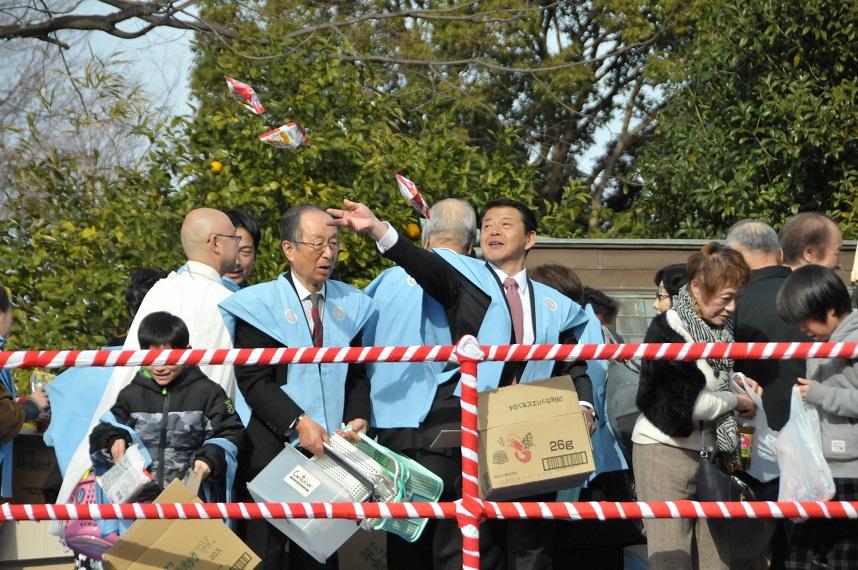 仏現寺にて行われた「厄よけ開運・節分会」で豆まきをする伊東市長の写真