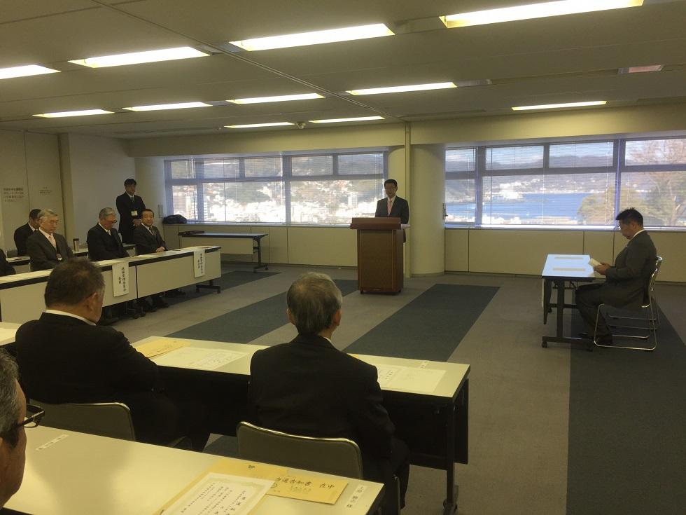 市役所低層棟2階中会議室で開催された川奈財産区議会議員選挙の当選証書付与式の写真