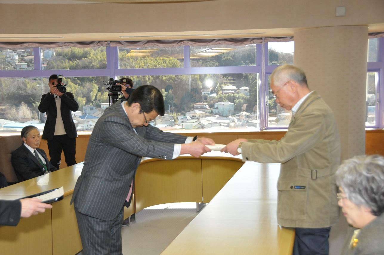 民生委員・児童委員に委嘱された三枝誠次さんに委嘱状を渡す伊東市長の写真