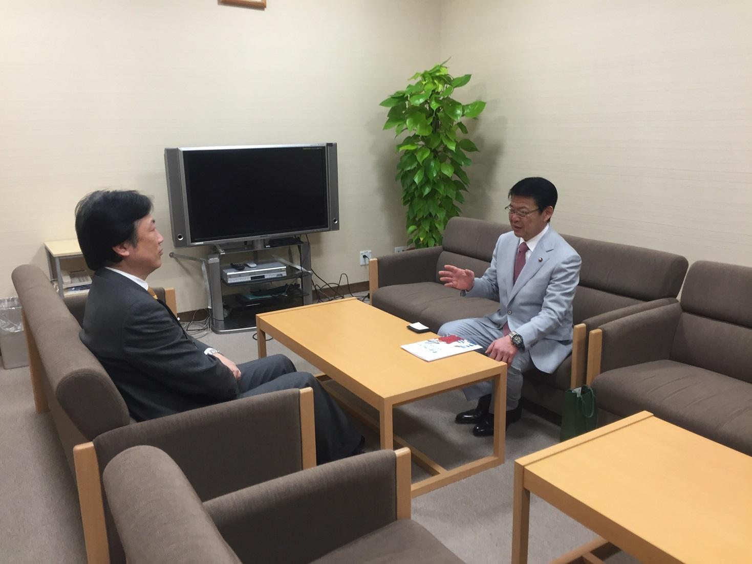 NHK静岡放送局に大河ドラマ制作を求める要望を行う伊東市長の写真