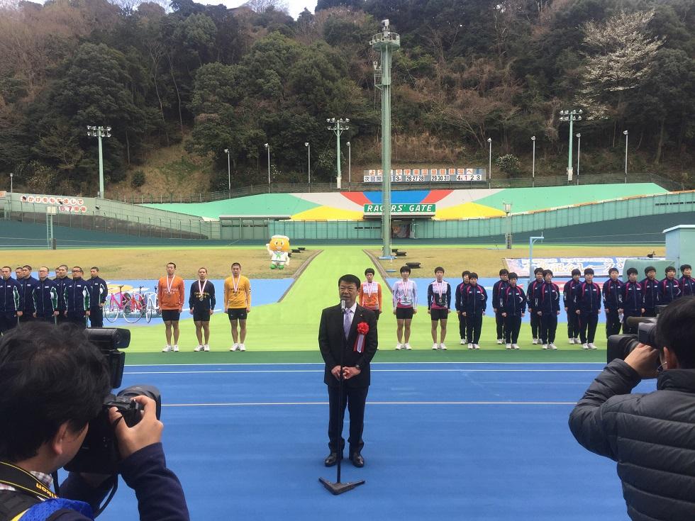 日本競輪学校卒業記念レースで挨拶する伊東市長の写真