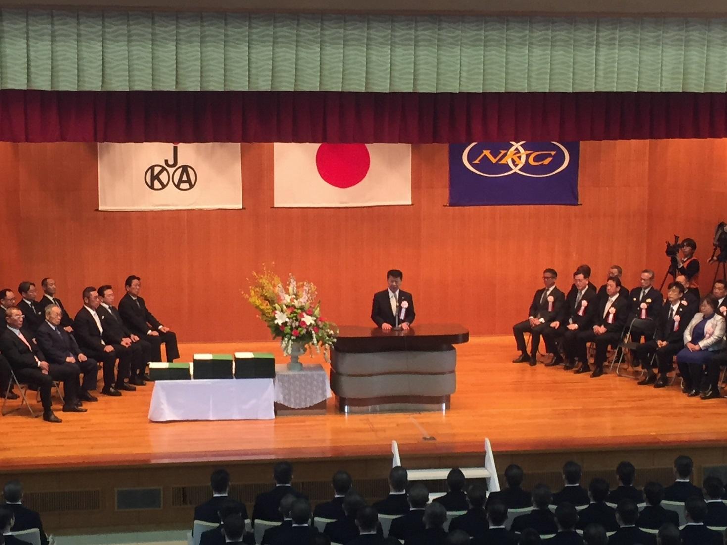 日本競輪学校の卒業式で挨拶する伊東市長の写真