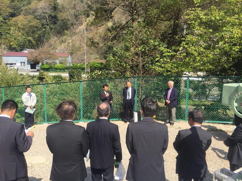鎌田の大川浄水場での小水力発電所の見学会に出席した伊東市長の写真