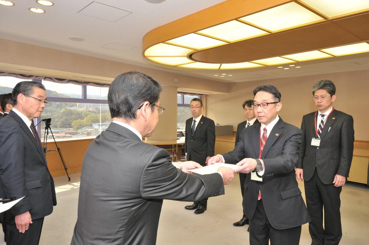 人事異動に伴う部長・次長・課長への発令を行う伊東市長の写真