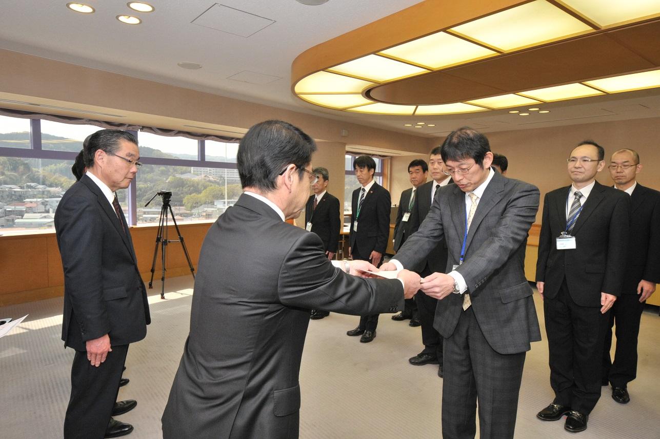 人事異動に伴う部長・次長・課長への発令を行う伊東市長の写真