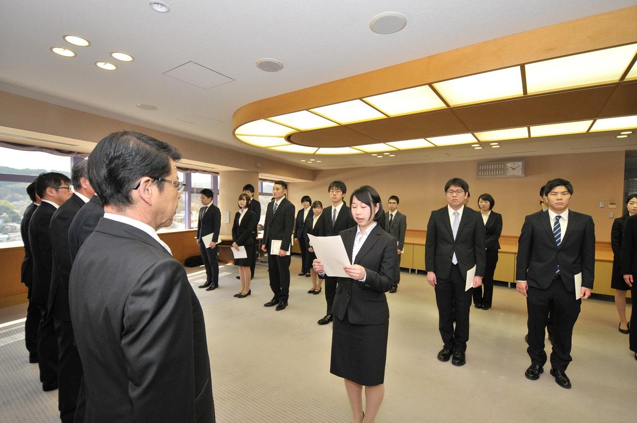 新規採用職員の代表から宣誓書の朗読を受ける伊東市長の写真