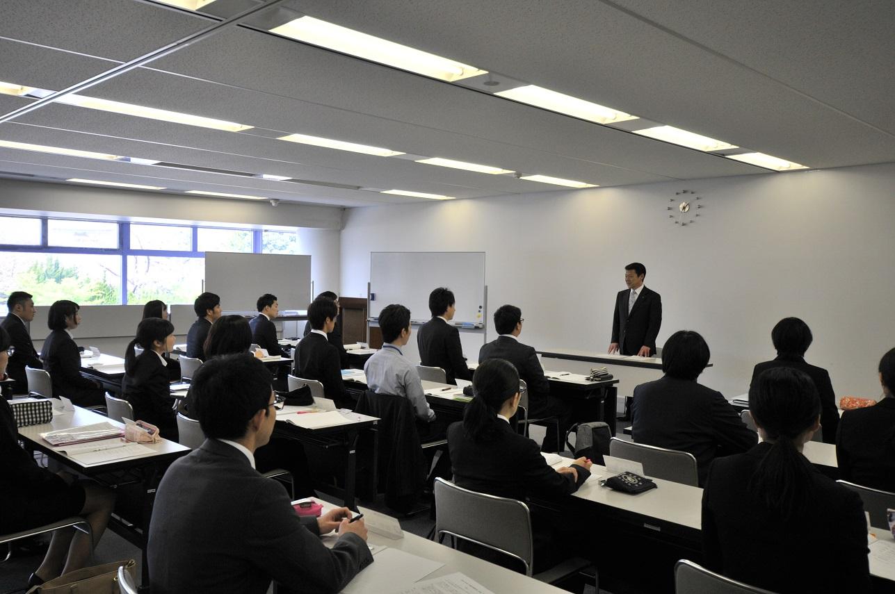平成30年度入庁の新規採用職員23人に対し訓示を述べる伊東市長の写真