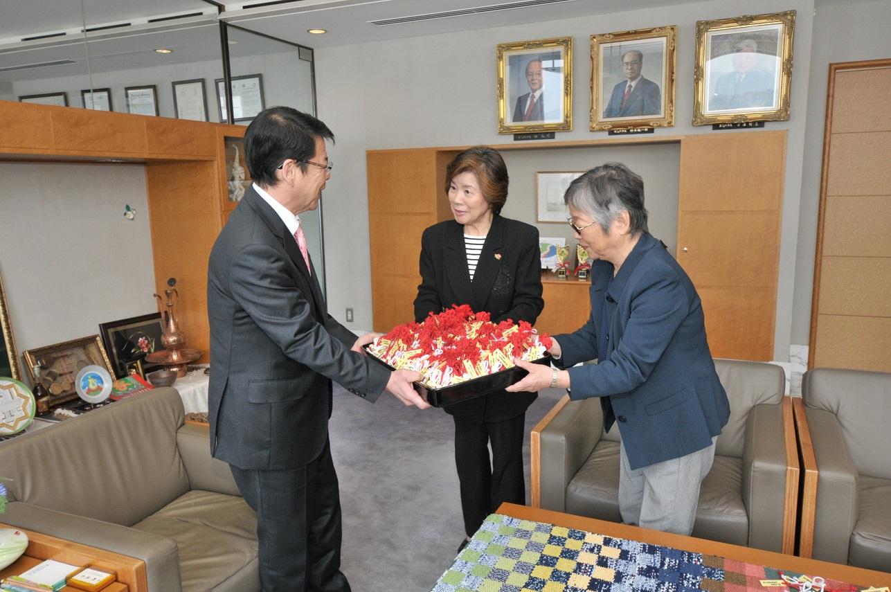 交通安全マスコットを交通安全母の会の大川会長から贈呈頂いた伊東市長の写真