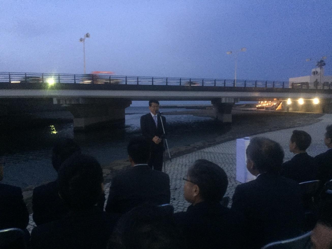 渚橋イルミネーションの点灯式で挨拶する伊東市長の写真