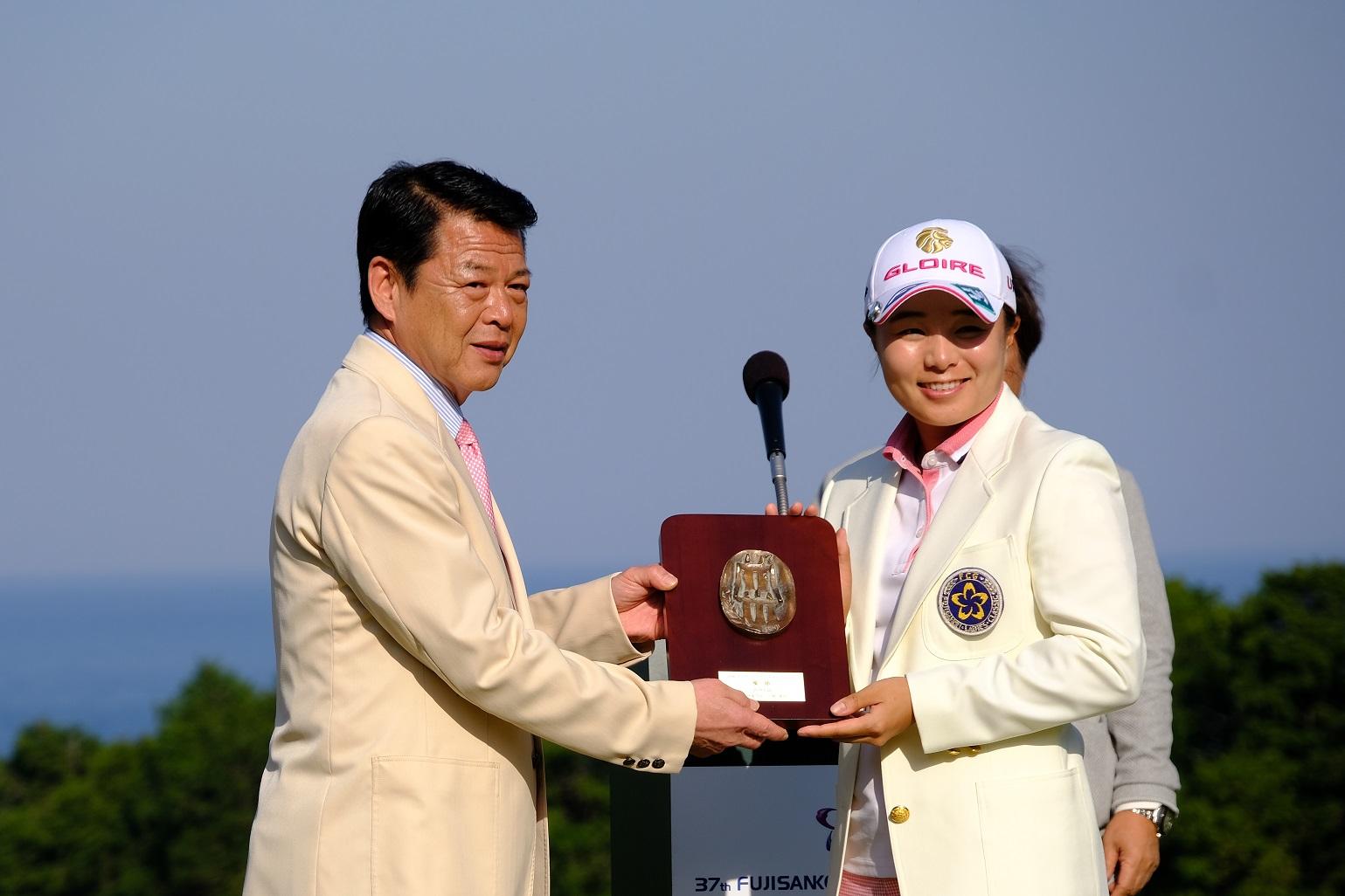 優勝した永峰咲希選手に記念の盾を渡す伊東市長の写真