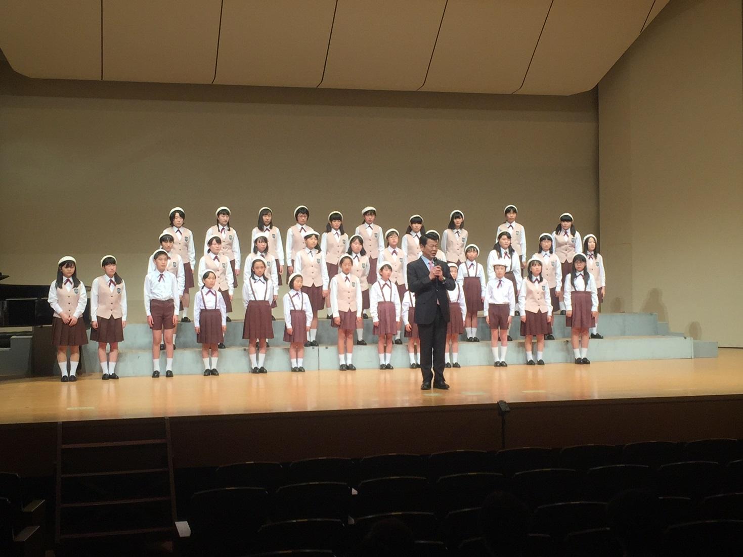 観光会館大ホールで開催された伊東市少年少女合唱団第41回発表会で挨拶する伊東市長の写真