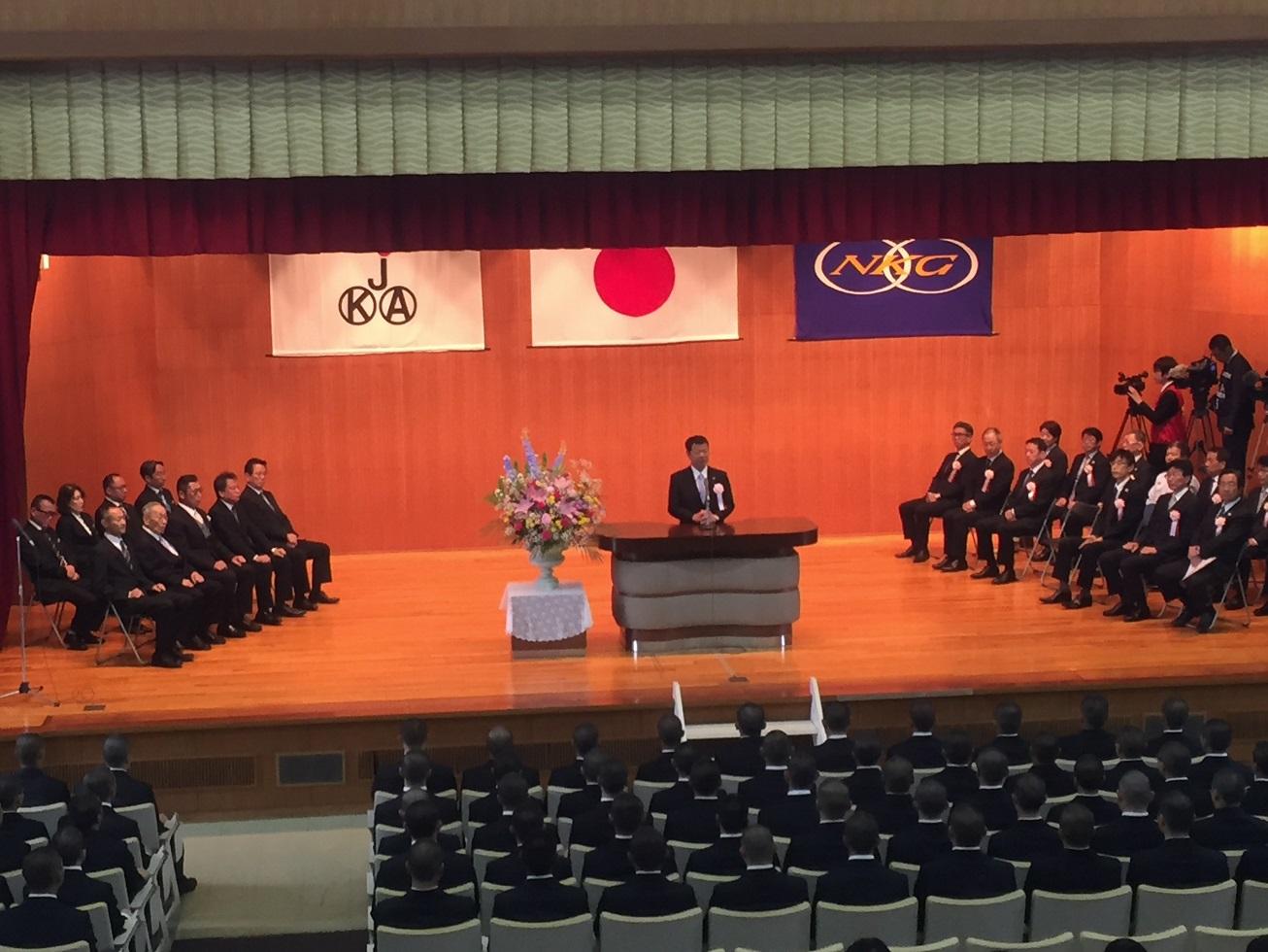 日本競輪学校の入学式で挨拶する伊東市長の写真