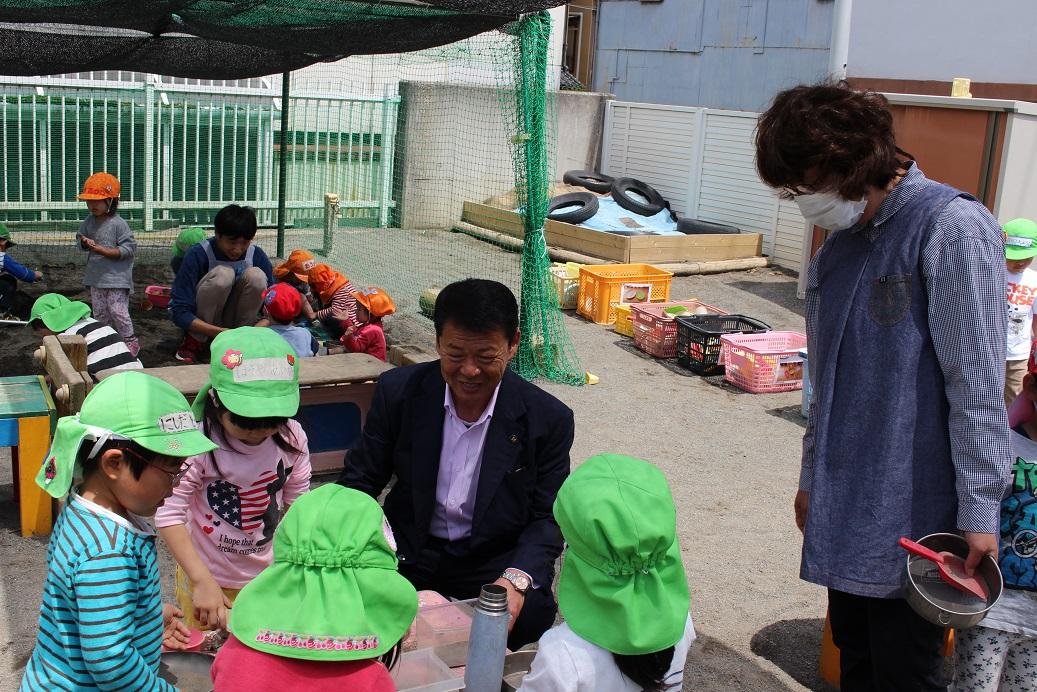 幼稚園で園児と戯れる伊東市長の写真