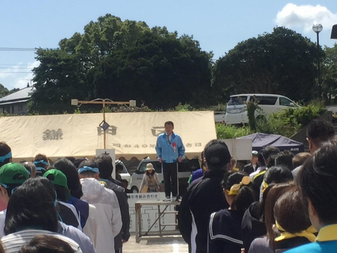 門野中学校で行われた鎌田区区民体育祭で挨拶する伊東市長の写真