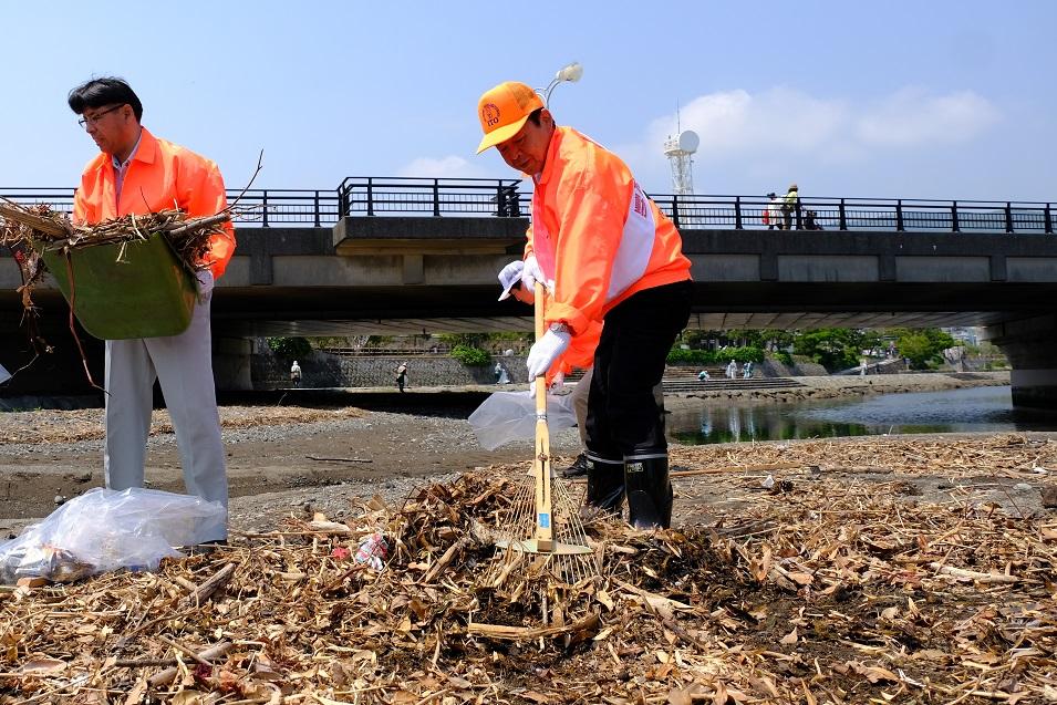 ごみゼロ運動クリーン作戦で清掃活動を行う伊東市長の写真