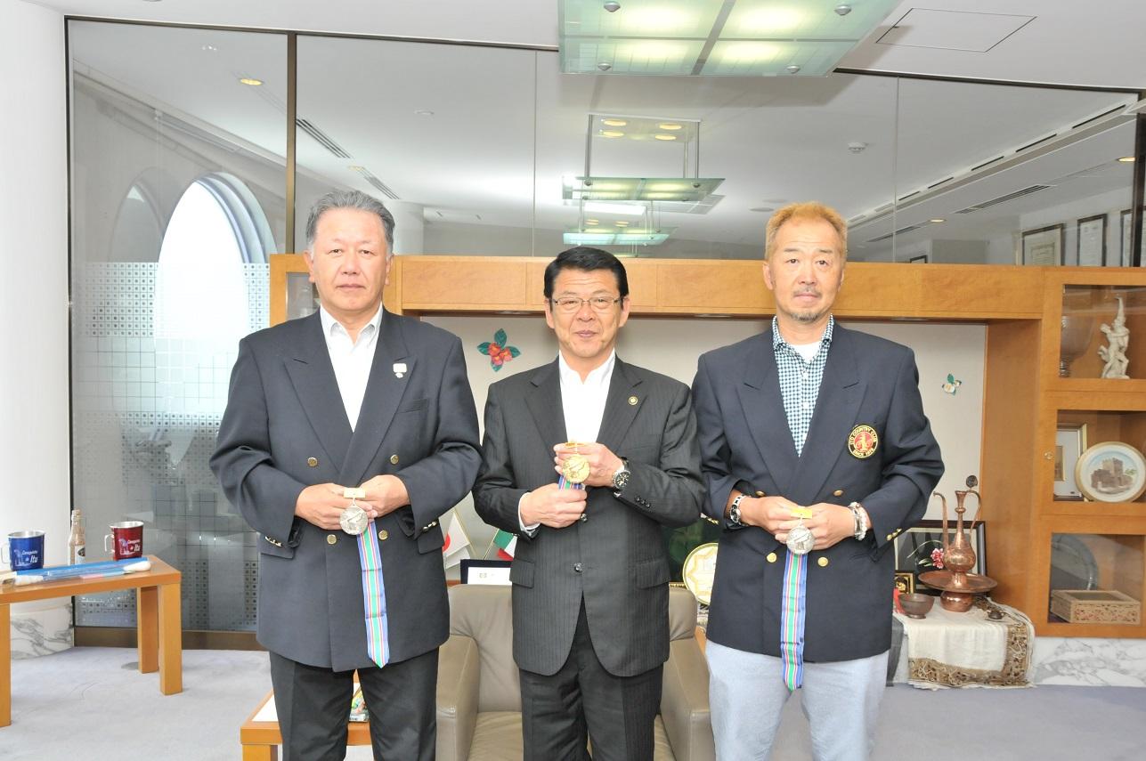 市長公室を訪れた伊東市ゴルフ連盟の肥田雅雄会長と日吉一智事務局長と伊東市長の写真