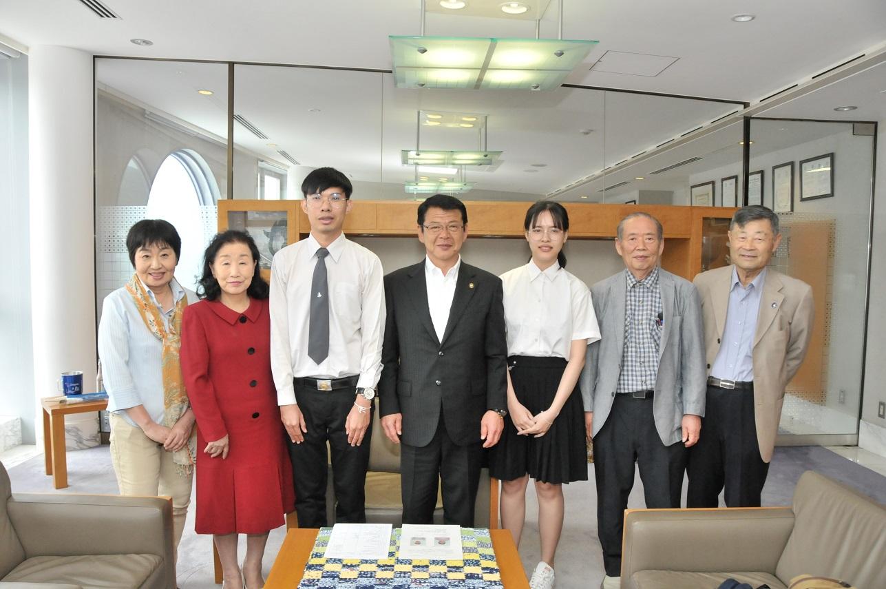 市長公室を訪れたタイナレースワン大学日本語学科の学生たちと伊東市長の写真