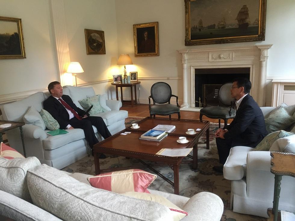 駐日英国大使館を訪問しポール・マデン英国大使へ按針祭への出席を依頼する伊東市長の写真