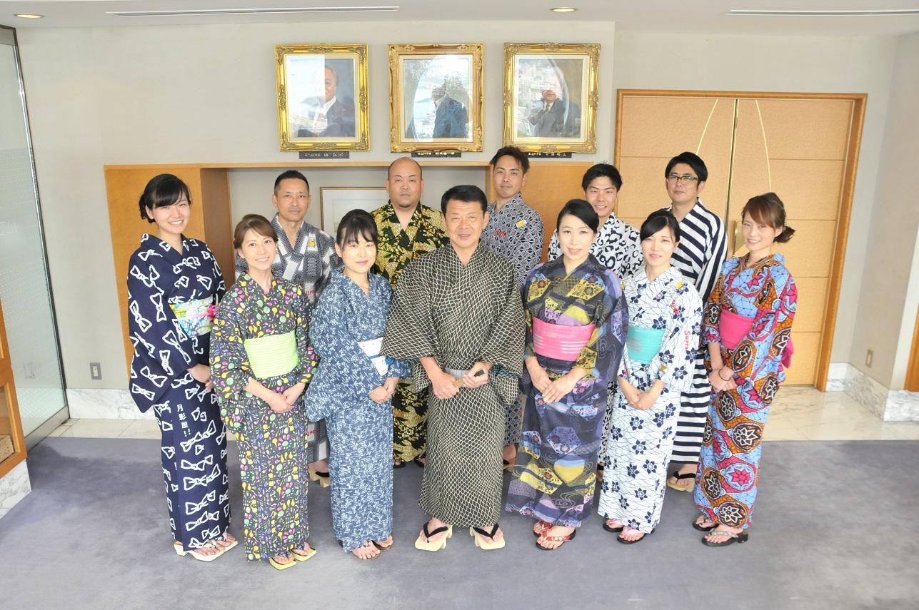 Hikari to yukata（ヒカリとユカタ）事業実行委員会の皆様と浴衣を着た伊東市長の写真