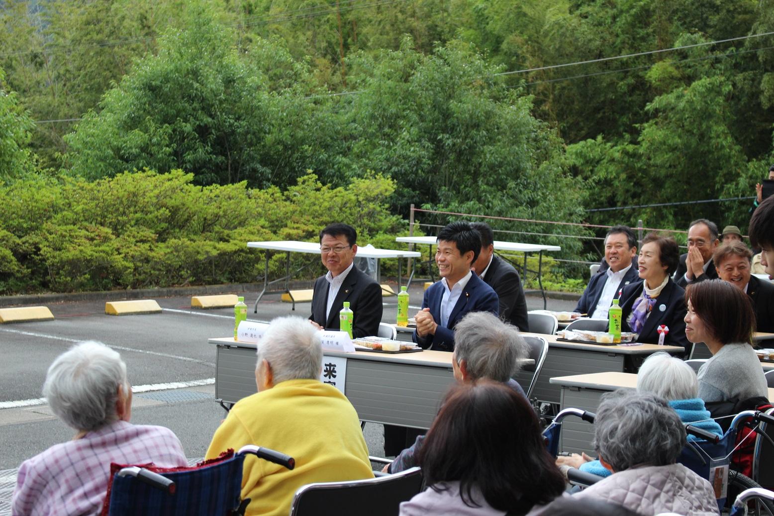 「特別養護老人ホームうさみの園」にて開催された「うさみの園まつり」に出席した伊東市長の写真