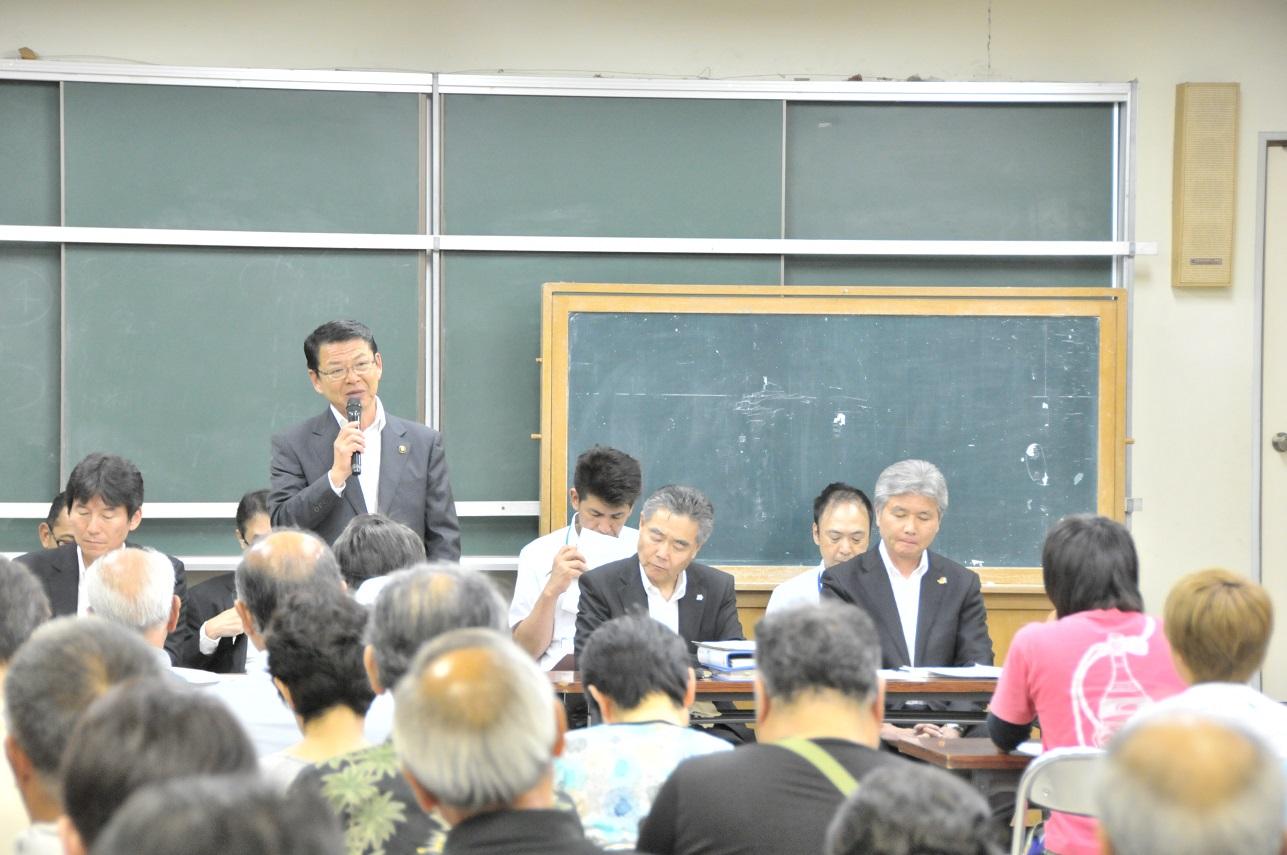 鎌田会館で行われた地域タウンミーティングで挨拶をする伊東市長の写真