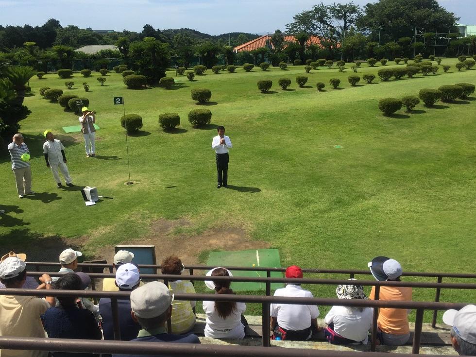 伊豆ぐらんぱる公園パークゴルフ場で開催された按針祭記念大会で挨拶をする伊東市長の写真