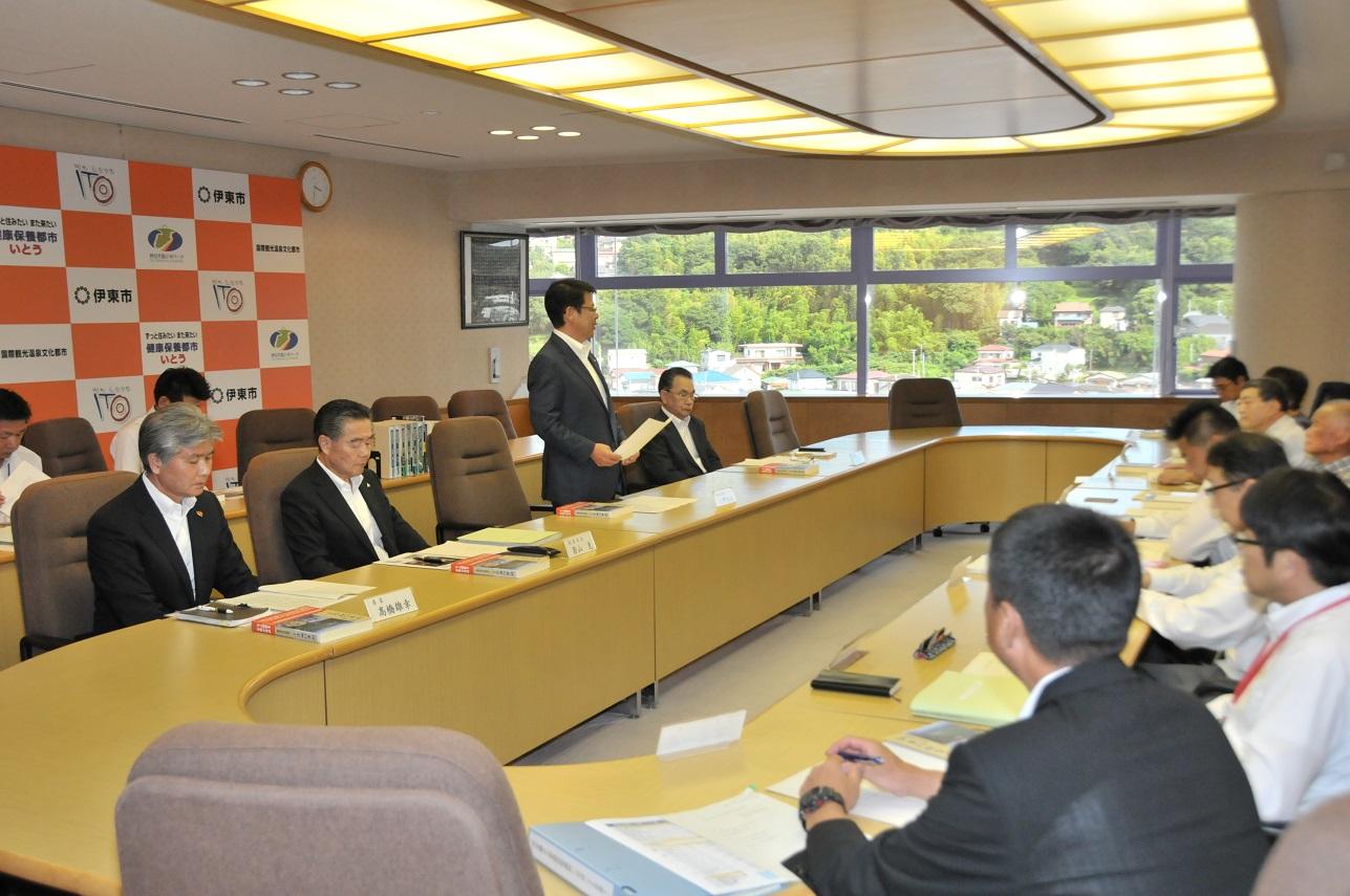 市役所特別会議室で行われた伊東市史編さん委員会の写真