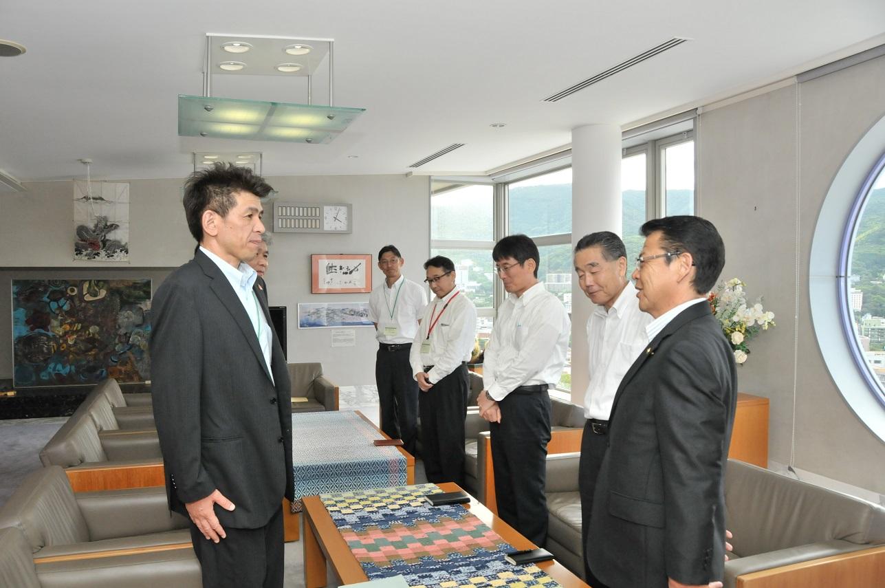 自治大学校へ入学する杉山宏生生涯学習課長の出発式で激励する伊東市長の写真