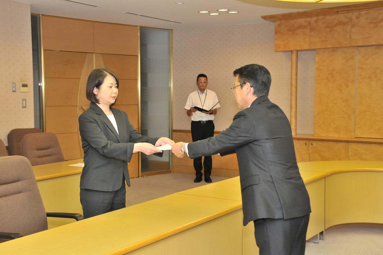 教育委員会委員の再任委員である山本香織さんと伊東市長の写真