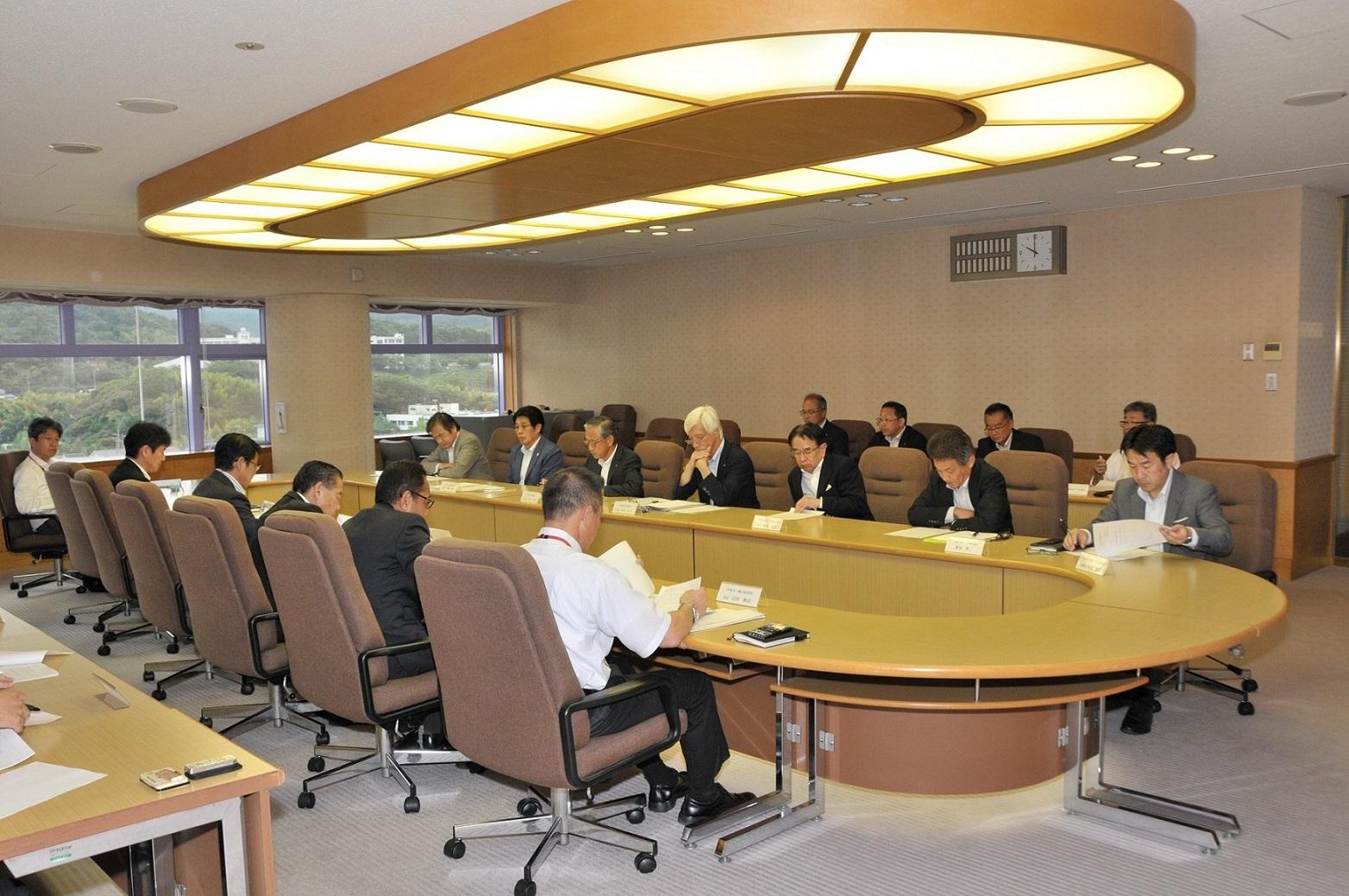 庁舎7階特別会議室で行われた「伊東市官民戦略会議」の第2回会議の写真