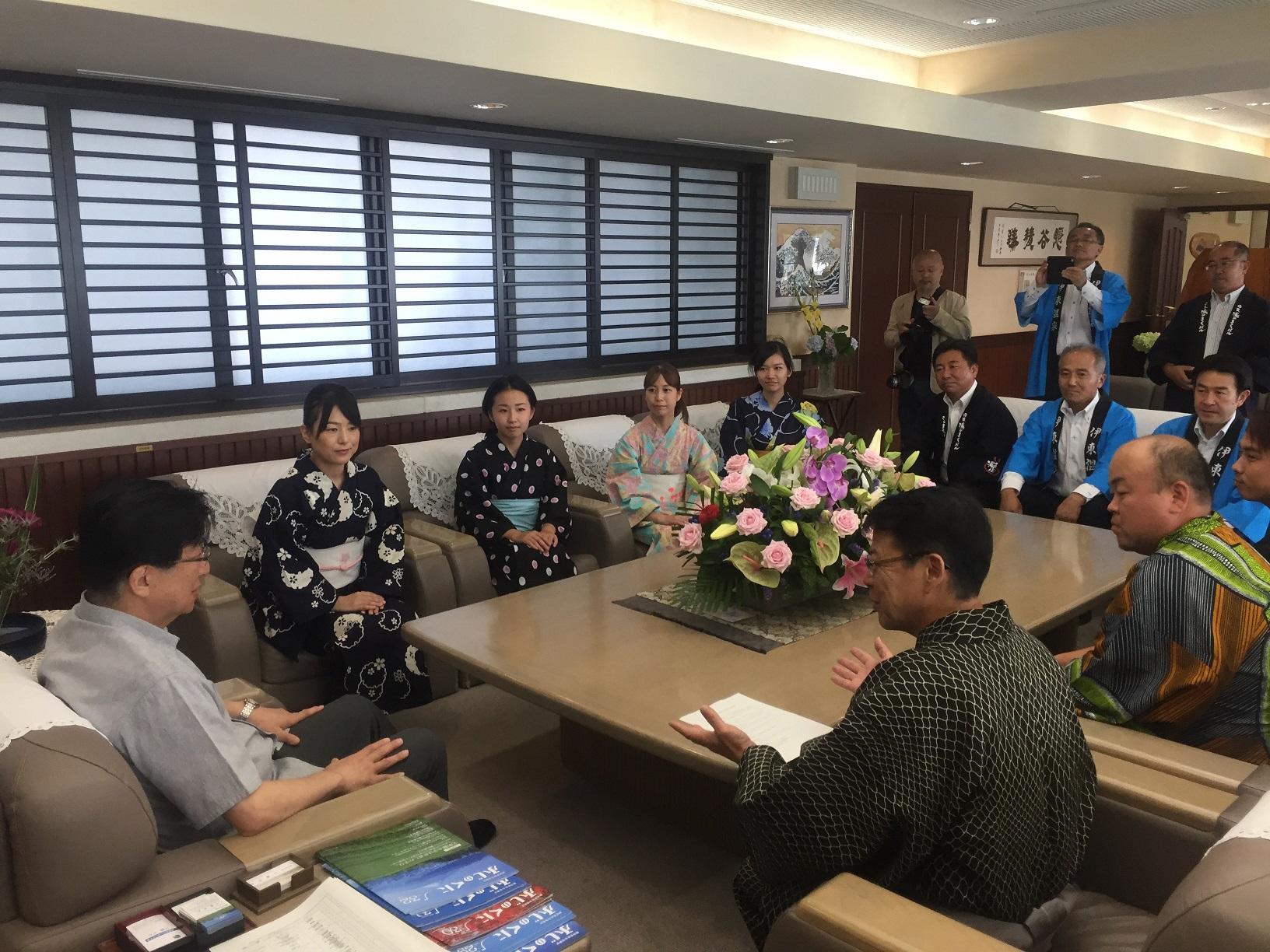 浴衣姿で川勝県知事を表敬訪問した観光関係者の皆様と伊東市長の写真