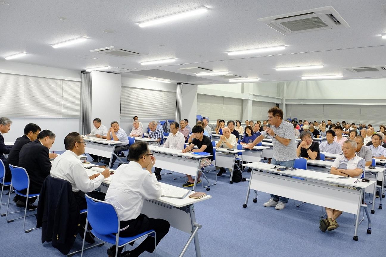 健康福祉センターで行われた第4回地域タウンミーティングで意見を述べる地域の皆さんの写真