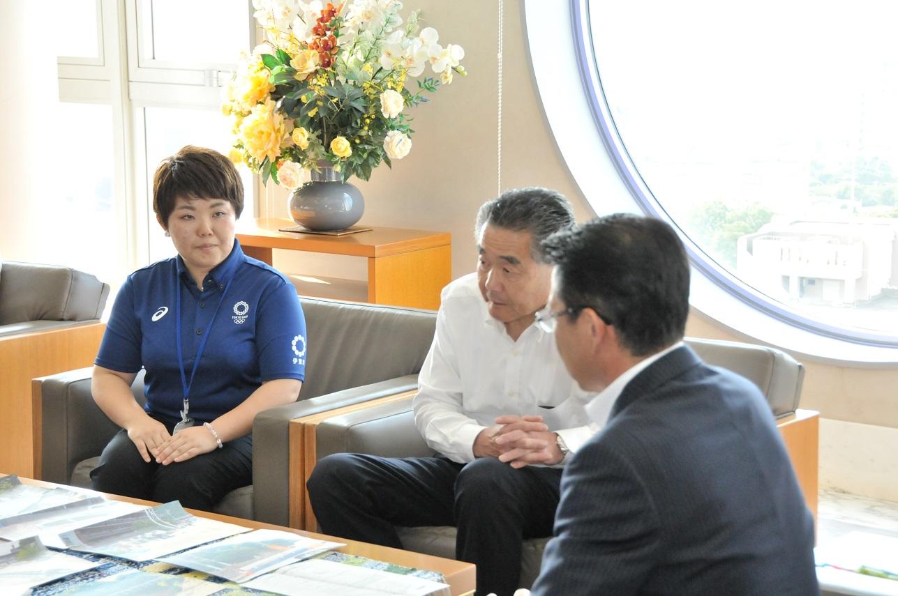 保健師として新たに派遣される予定の稲葉公子さんに激励の言葉を述べる伊東市長の写真