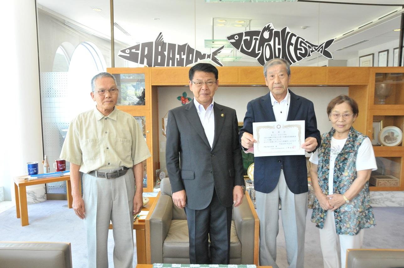 西日本豪雨災害の義援金を寄付頂いた伊東市俳句連盟の方々と伊東市長の写真