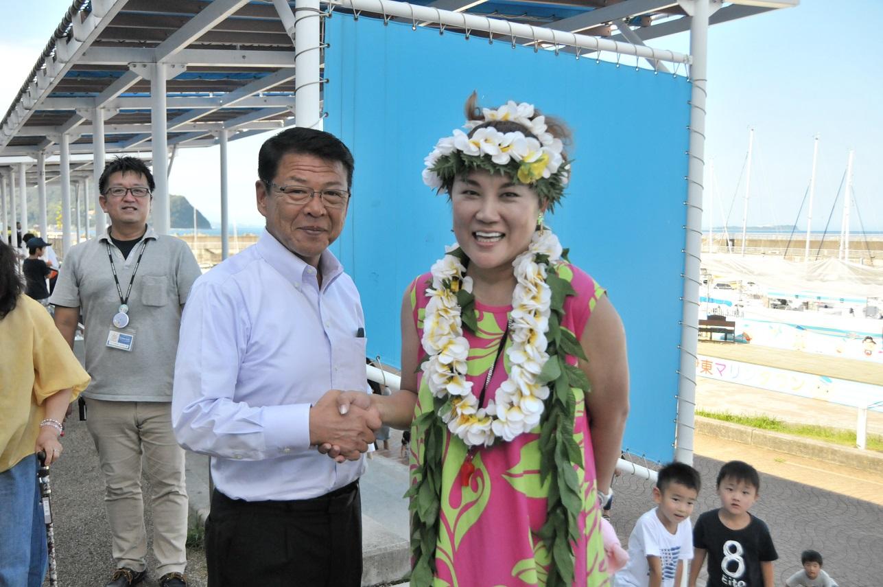 タレントの山田邦子さんと握手をする伊東市長の写真