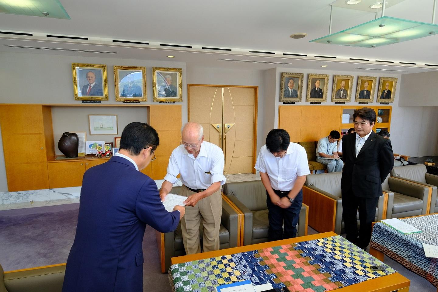 メガソーラーの中止を求める申し入れ書を提出する鎌田区の大石区長と伊東市長の写真