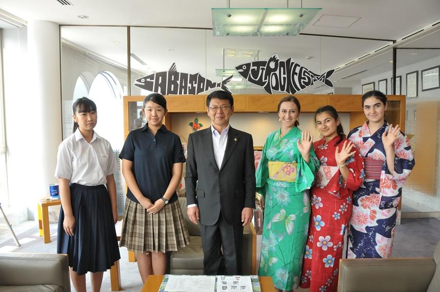 2018年8月3日 伊東市の学生2人とアゼルバイジャンの学生3人と並ぶ市長の写真