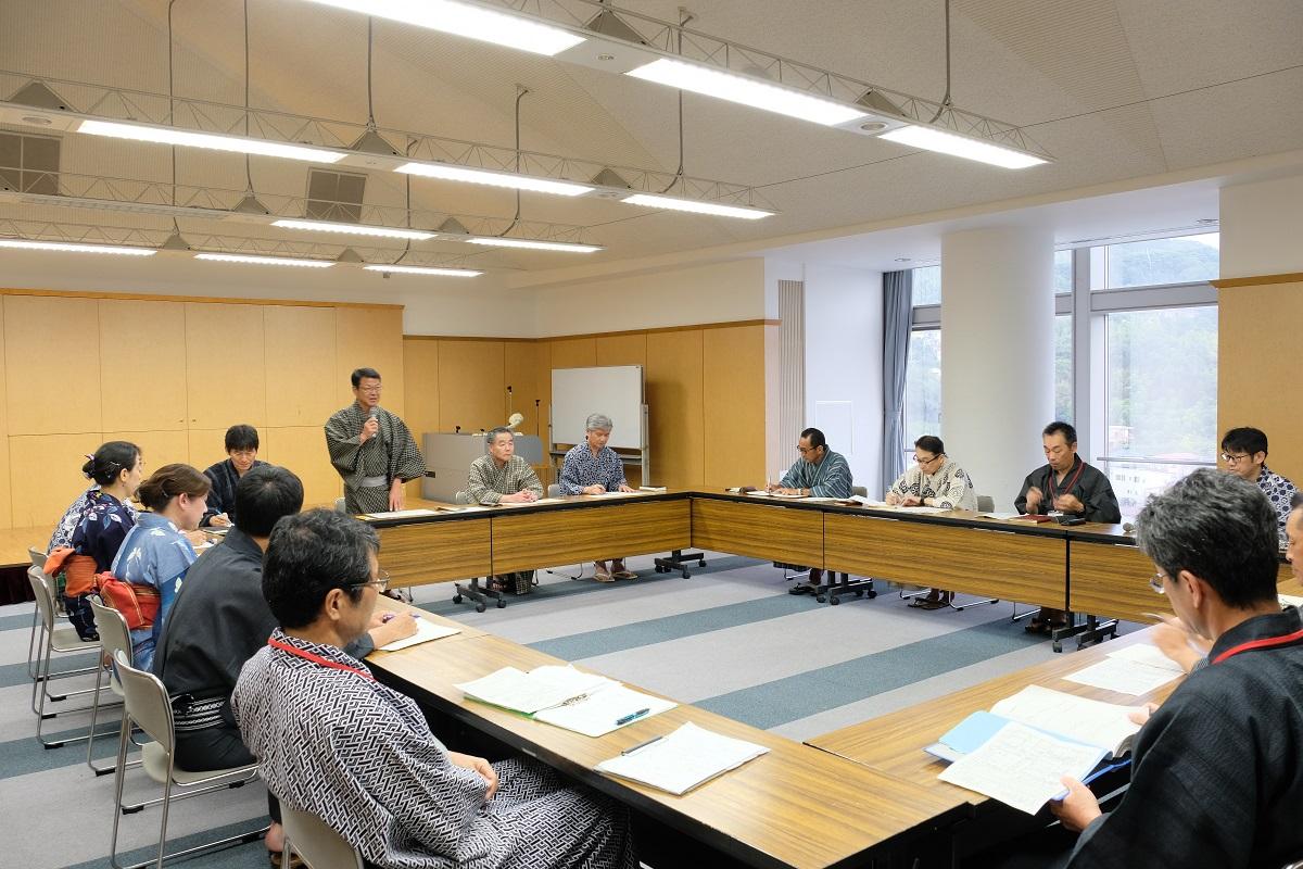 2018年8月6日 浴衣をまとい政策会議をする市職員と市長の写真