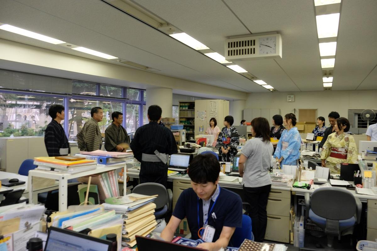 2018年8月6日 席を立ち市長からの激励を受ける市職員の写真