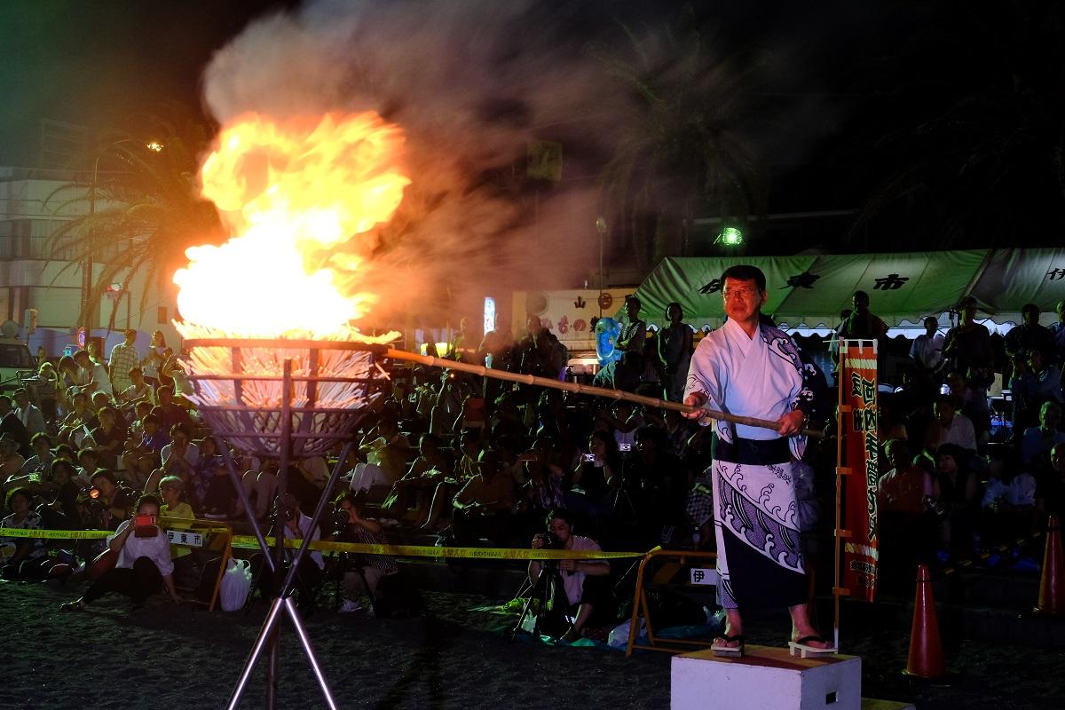 2018年8月22日 松明から採火する市長の写真