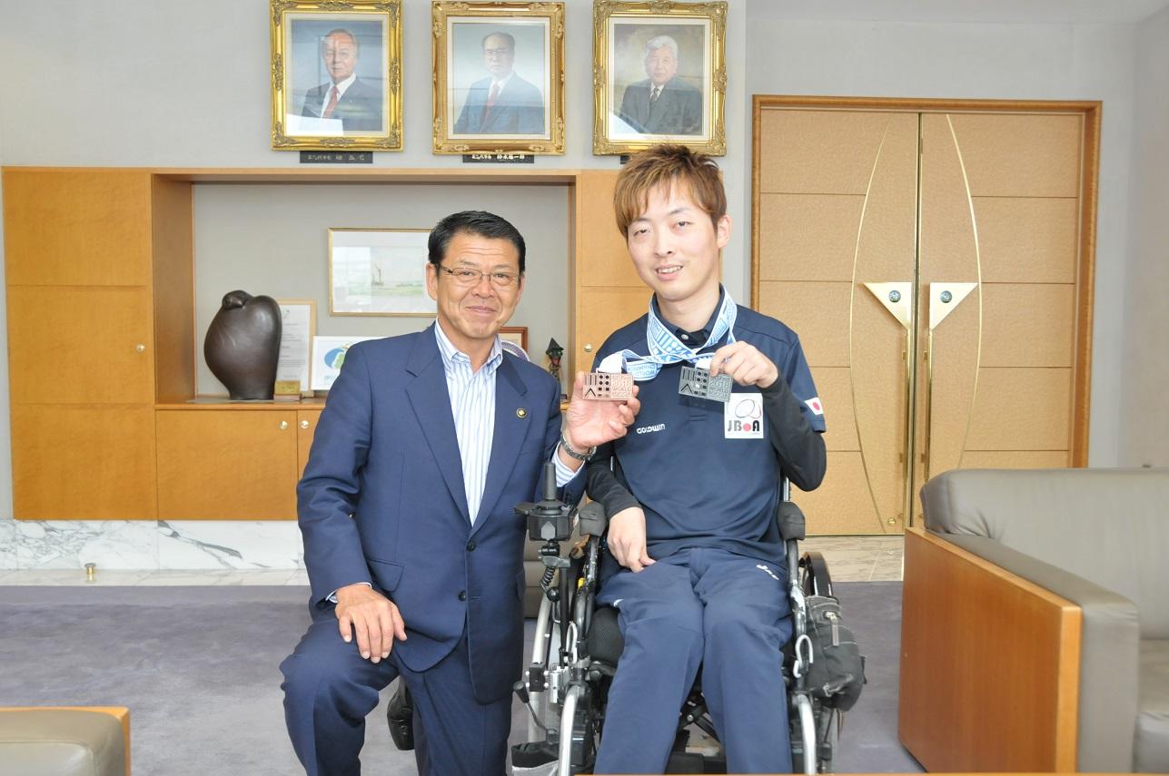 2018年8月29日 市長公室を訪れた杉村英孝と並ぶ市長の写真
