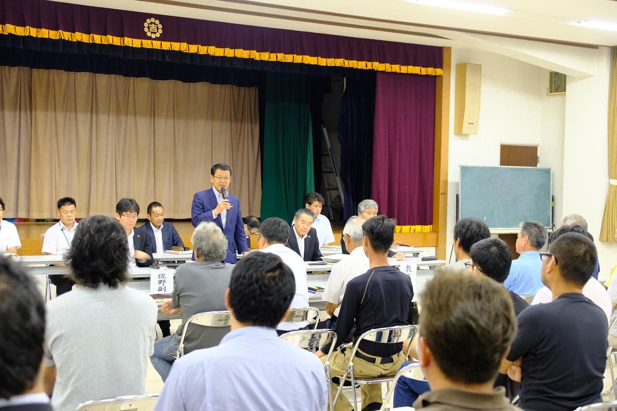 2018年8月29日 タウンミーティングに集まった市民の前で話す市長の写真